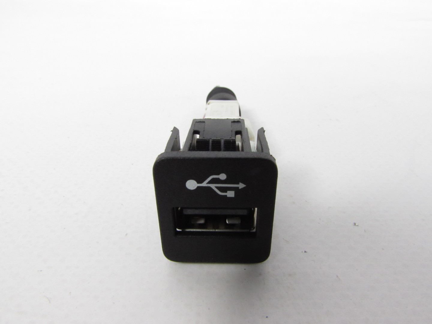 Peça - Tomada Usb Semi-Novo/ Original Bmw 1 (F20)/Bmw 3 (F30, F80)/